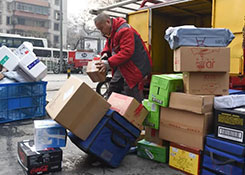 快递员3天只睡8小时，除了感动，我们还应该思考什么？