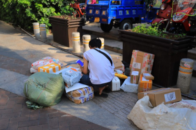 快递柜空置，“摆摊”式配送仍为主力