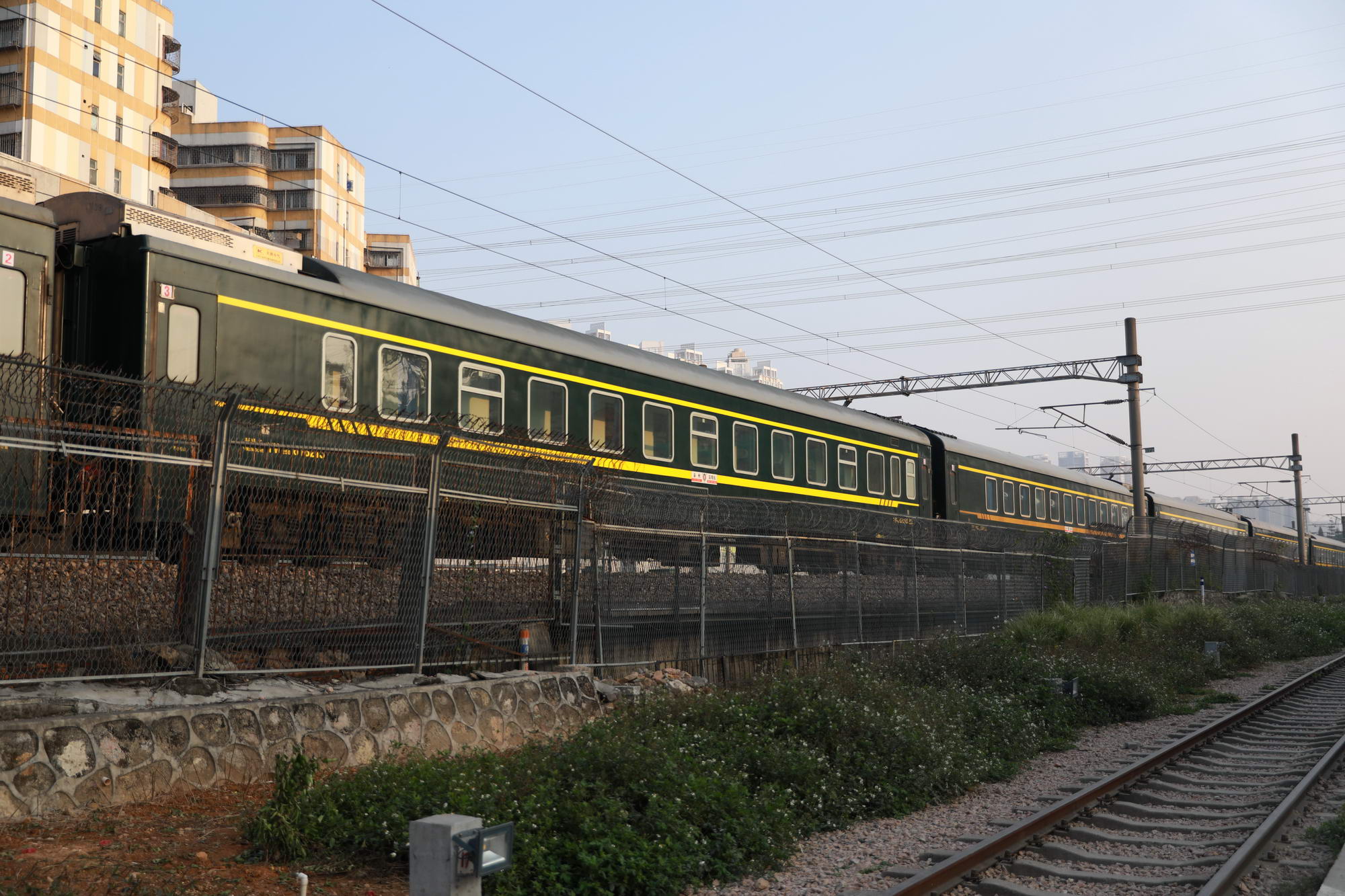 广东首列中亚海铁联运跨境班列开通